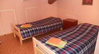 Гостиница Хостел Клуб Путешествий Иркутск Кровать в общем номере с 2 кроватями-1